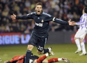 开云足球直播-巴黎逆转中国，阿圭罗统治全场，一场跨越时空的足球想象