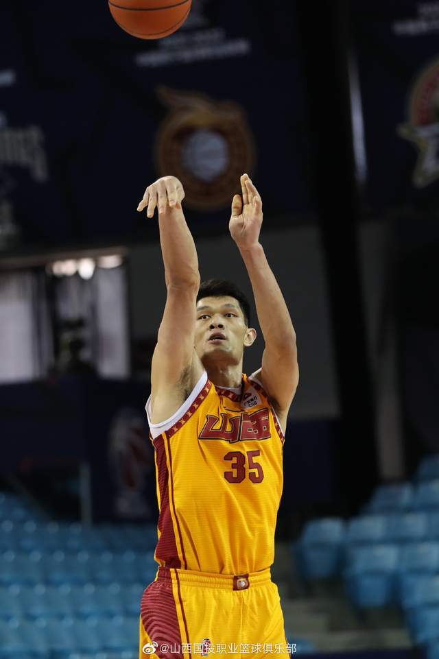 新疆飞虎全队士气高昂，豪取连胜