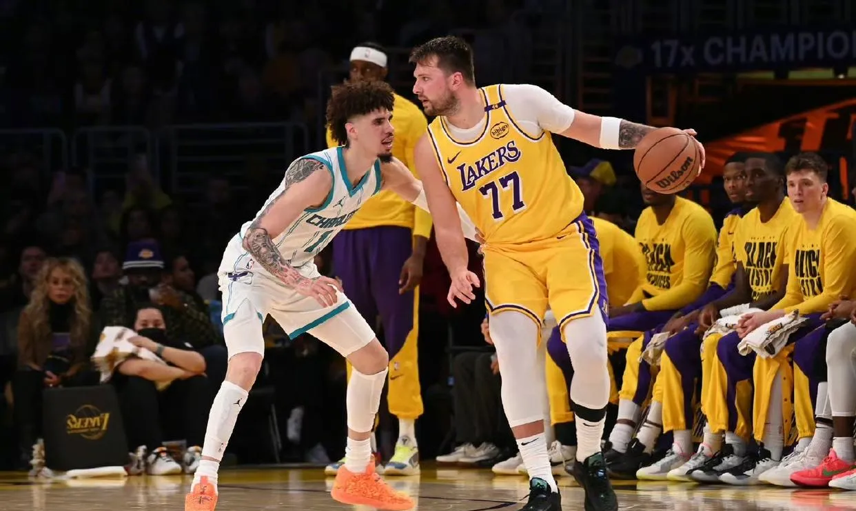 法国男篮鏖战猛龙，东契奇爆发神勇