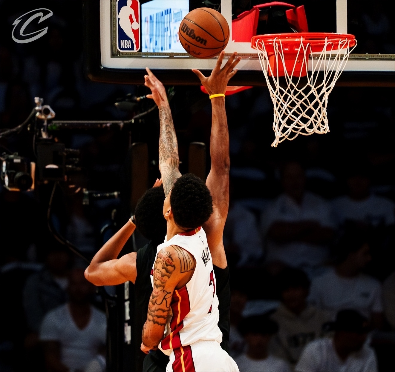 猛龙鏖战江苏队，米切尔惊艳四座