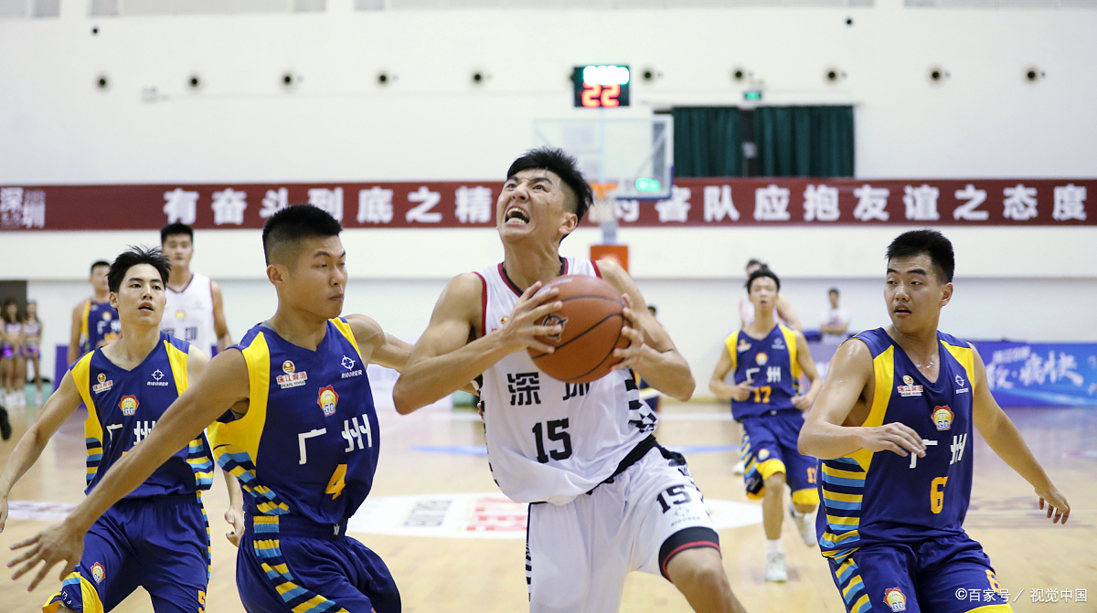 职业篮球联赛中球队实力对决激烈