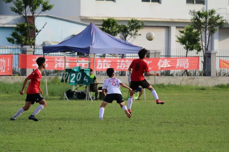 队员团结一致，以团结战术击败对手