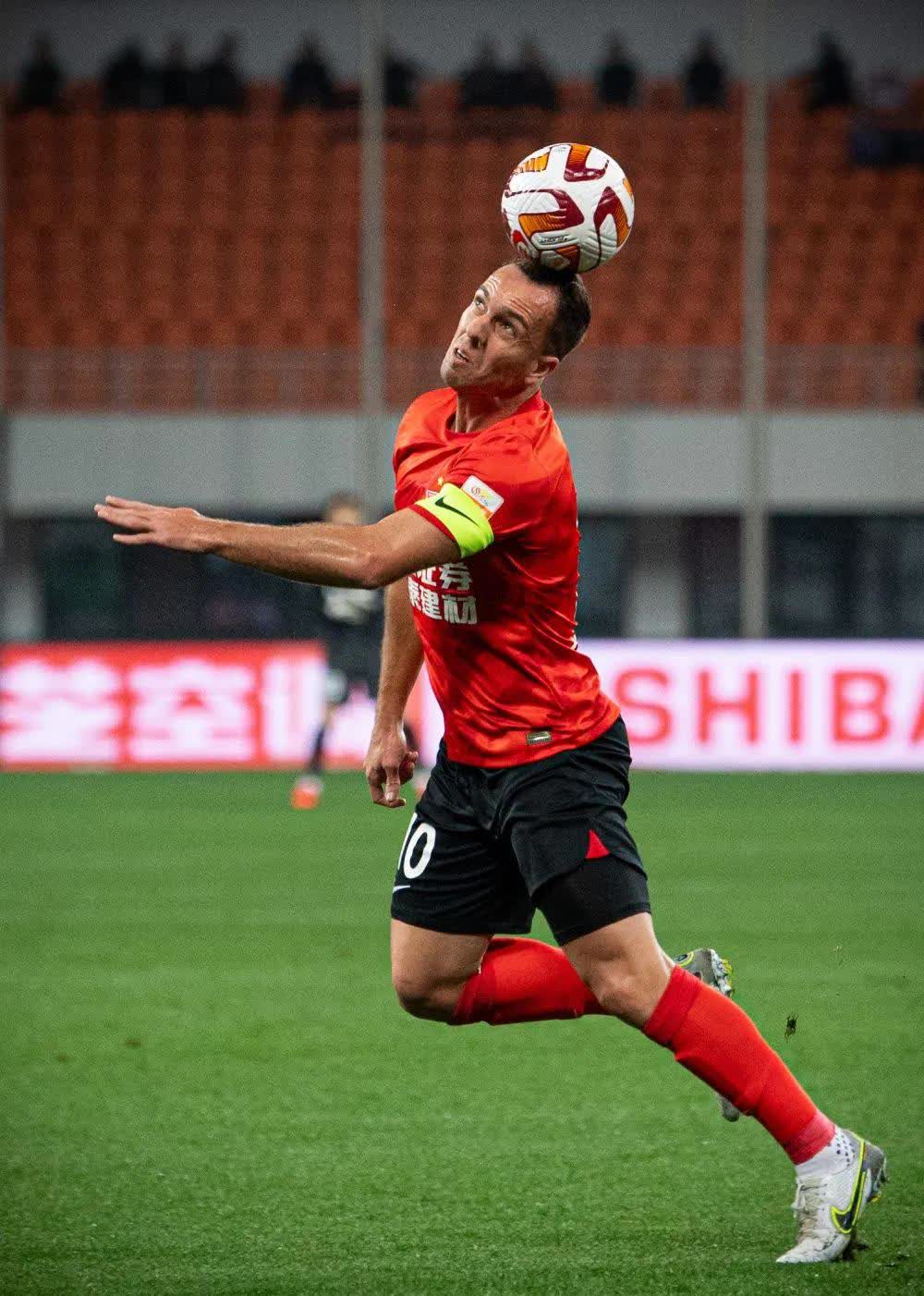 关于华人球员突破射门得手，切尔西士气大振的信息