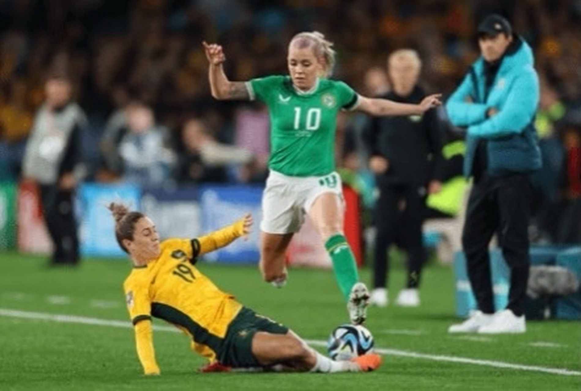 包含澳大利亚女足在友谊赛中遭遇失利的词条