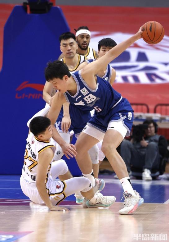 海南男篮冠军实力展现，掀起胜利的浪潮