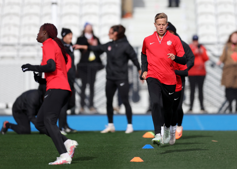 包含世界杯女足预选赛，球队备战热烈的词条