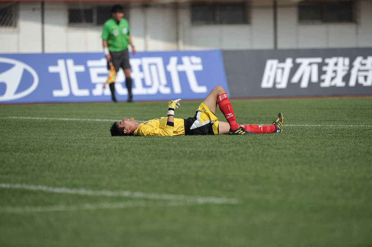 包含马竞主裁遭技能球伤倒足球情怀感动球迷的词条