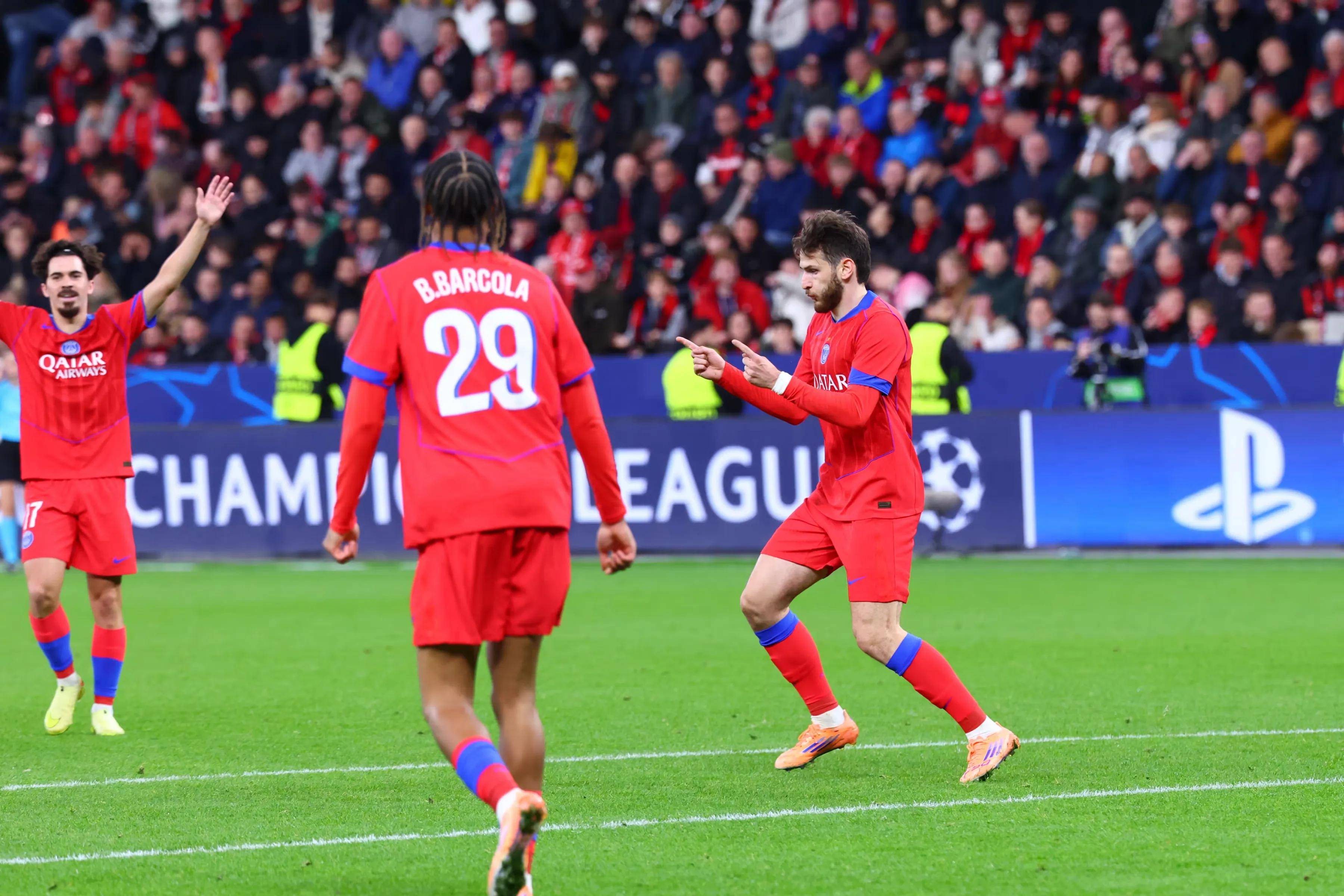 包含澳大利亚后卫爆发欧冠，表现出色获赞的词条