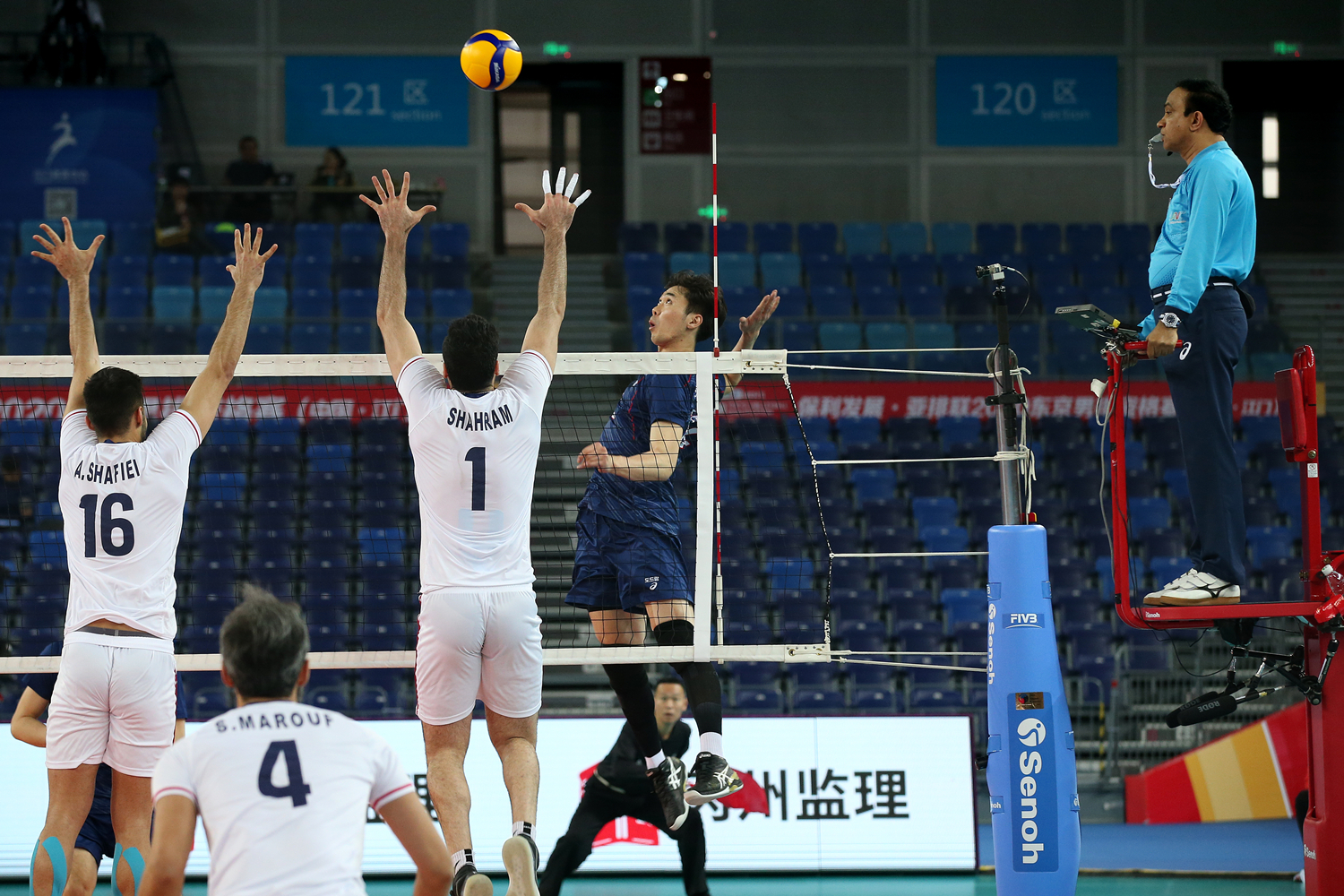 韩国羽毛球队险胜中国羽毛球队，陶菲克三分雨点燃全场的简单介绍