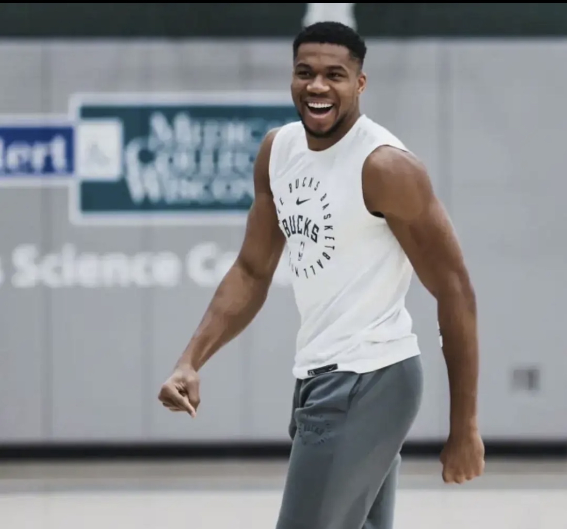 关于独行侠横扫广东队，字母哥高光表现的信息