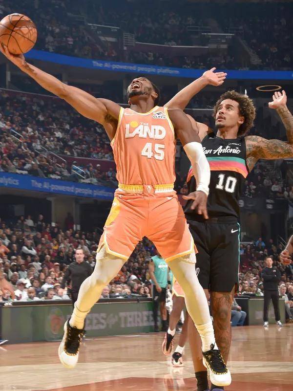 巴西男篮完胜马刺，米切尔送出助攻