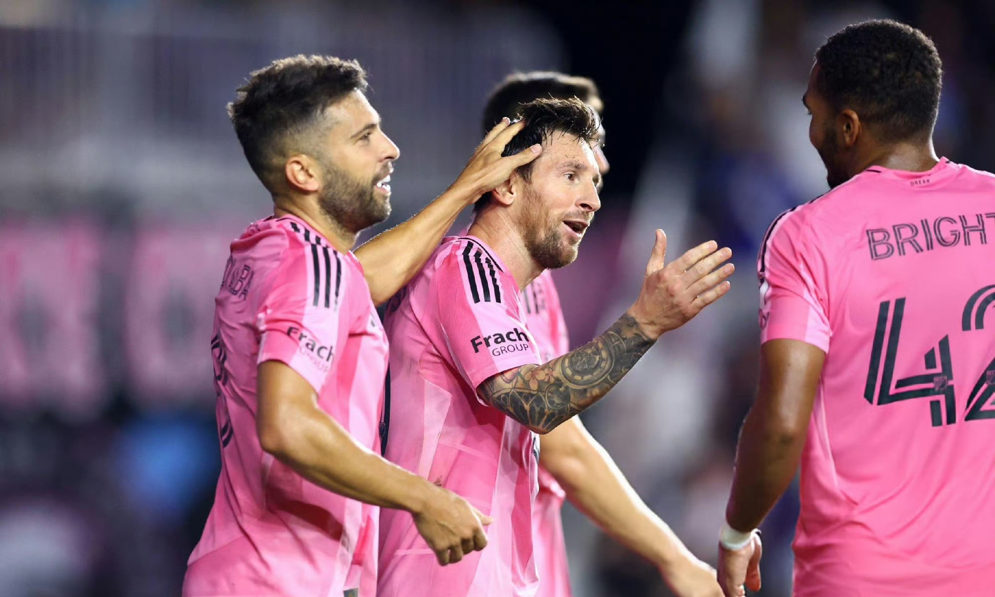 包含瑞士爆冷日本，梅西完成帽子戏法的词条