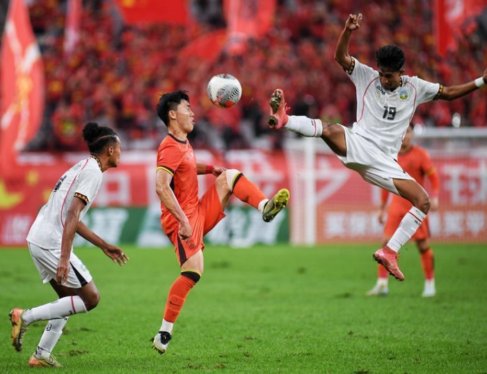 紧张激烈的足球比赛即将点燃球迷们的热情