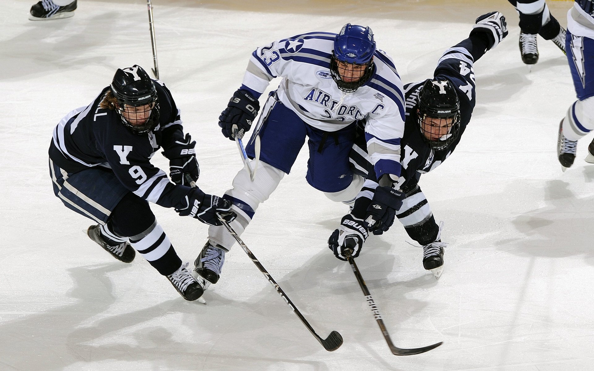 克瓦拉茨赫利亚一手掌控比赛走势,乌克兰节奏击溃AC米兰